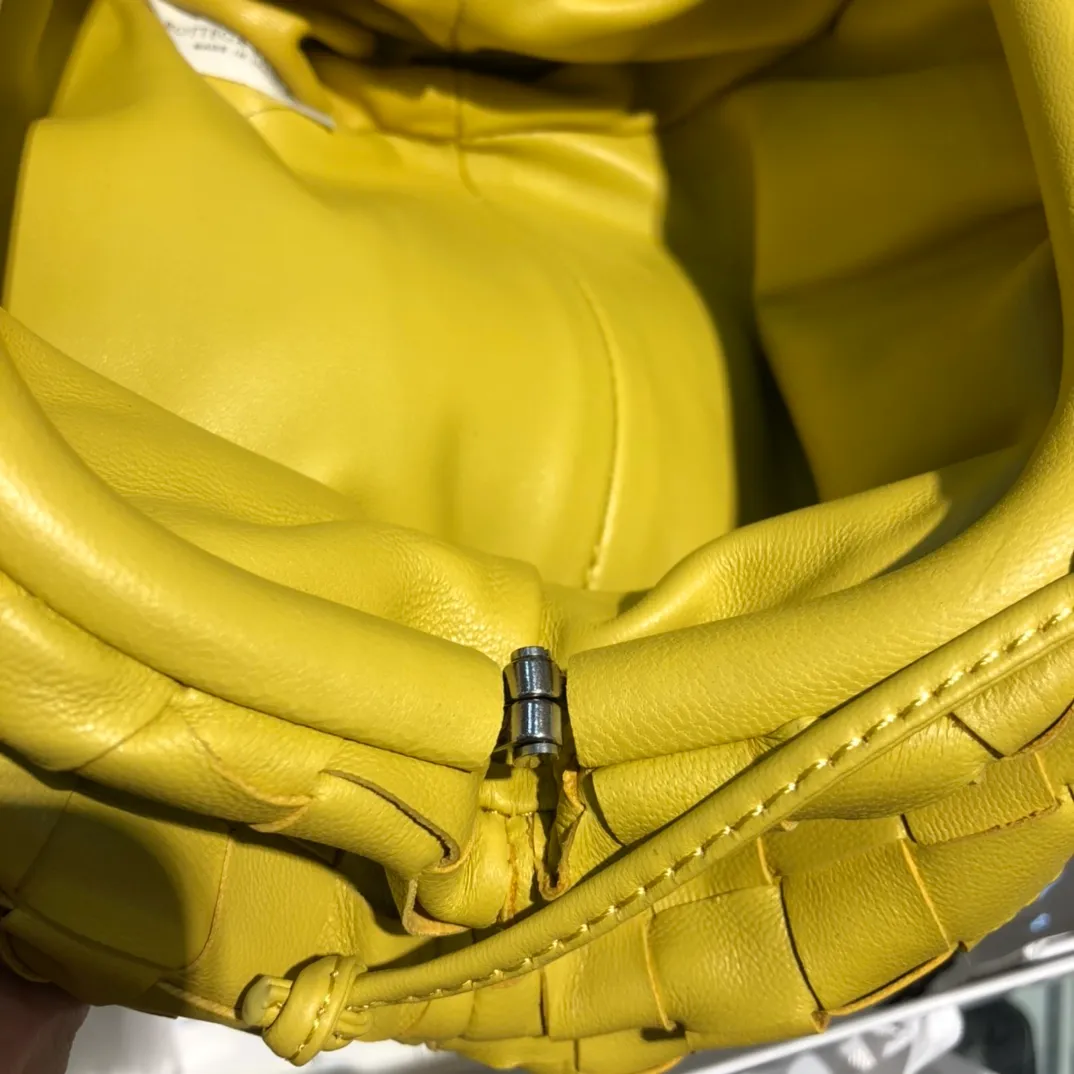 BV cloud bag new color available coarse weave large grid weave corn yellow the pouch cloud bag Needless to say, this year's most popular trend is not without its reason. The minimalist design with a little wrinkles is both advanced and a bit lazy. After the new designer came, he directly changed it to a large weave and became super youthful. It also has a touch of fashion. You must buy it. This year's must-have bag Size: 22×12×7cm